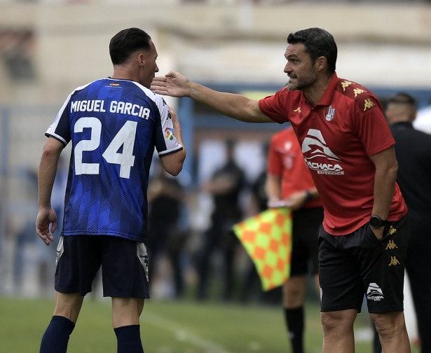 Jorge Molina, entrenador del Arenas de Armilla, da instrucciones a Migue García en Motril (GP MEDIA) Jorge Molina, entrenador del Arenas de Armilla, da instrucciones a Migue García en Motril (GP MEDIA)
