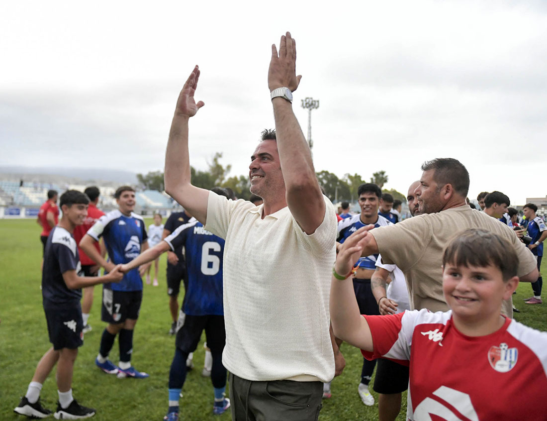 Fermín Criado, presidente del Arenas de Armilla, celebra en Motril el pase a la gran final (GP MEDIA)