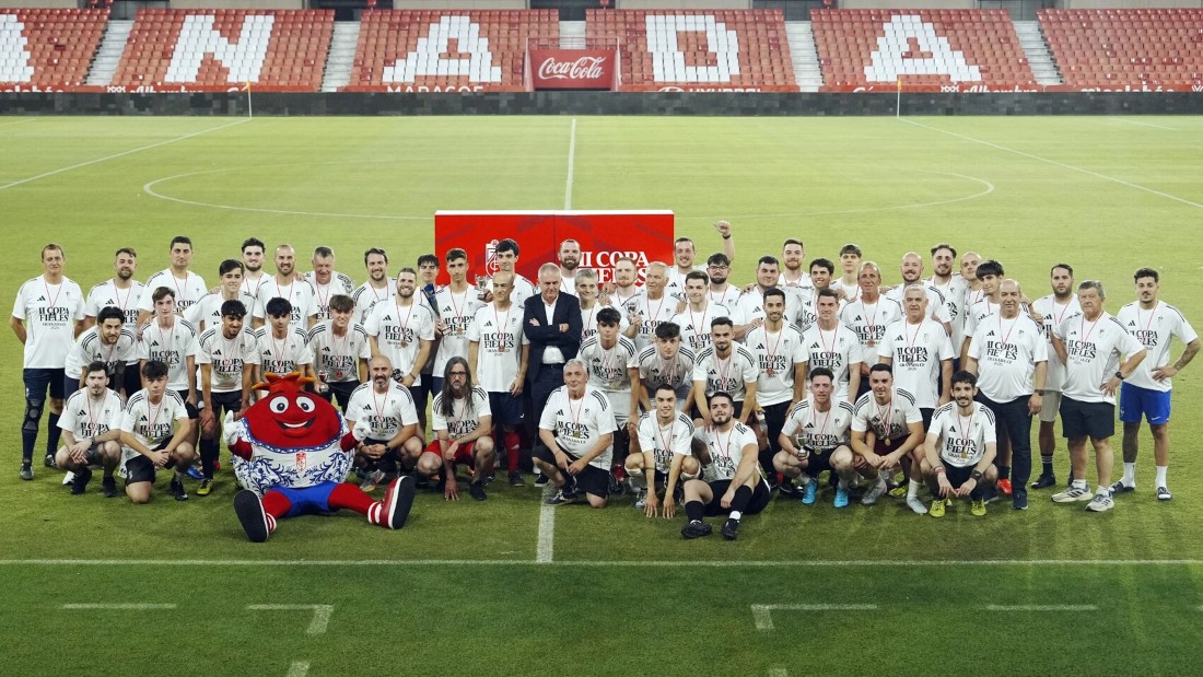 Foto de familia de la II Copa Fieles (GRANADA CF)