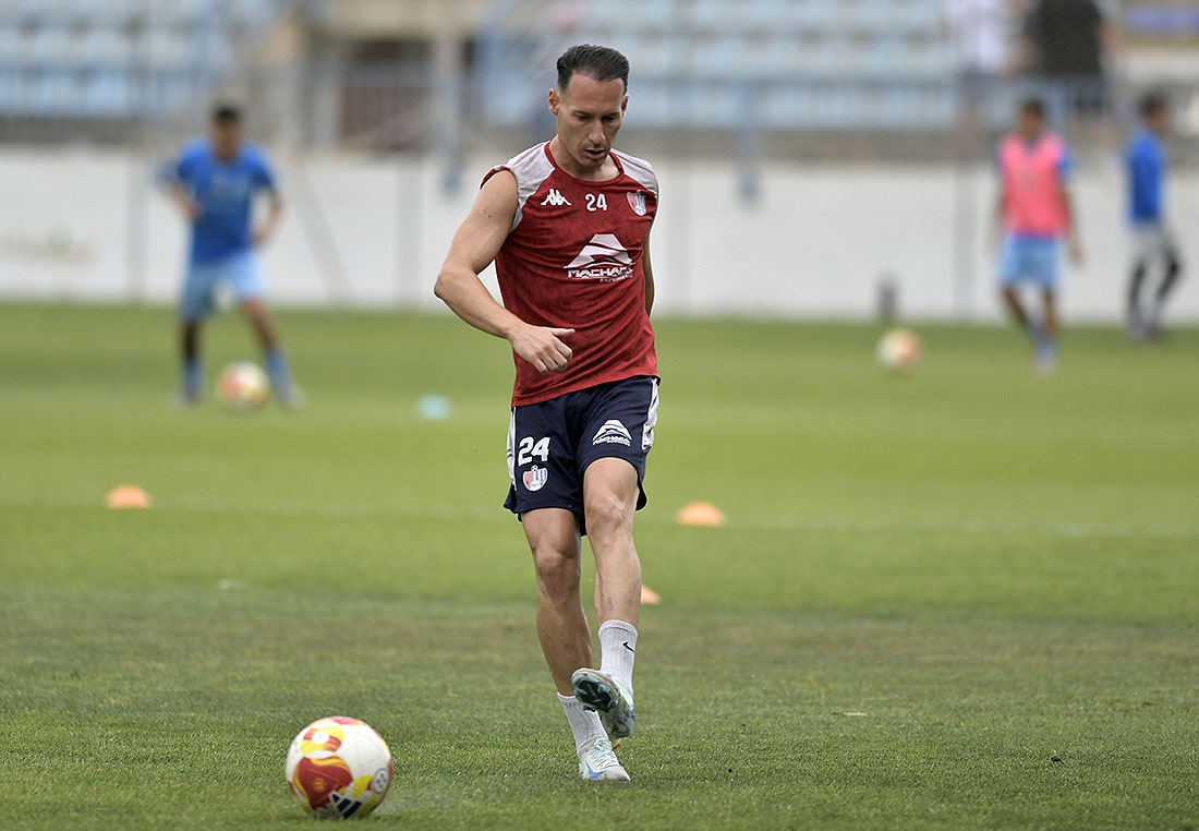 Miguel García, jugador del Arenas de Armilla, en un momento del calentamiento previo al partido ante el CF Motril (GP MEDIA)