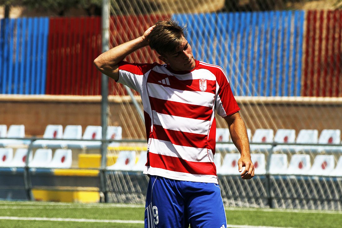 Richard, jugador del Granada C, en el partido ante el Poli Ejido (J. PALMA)