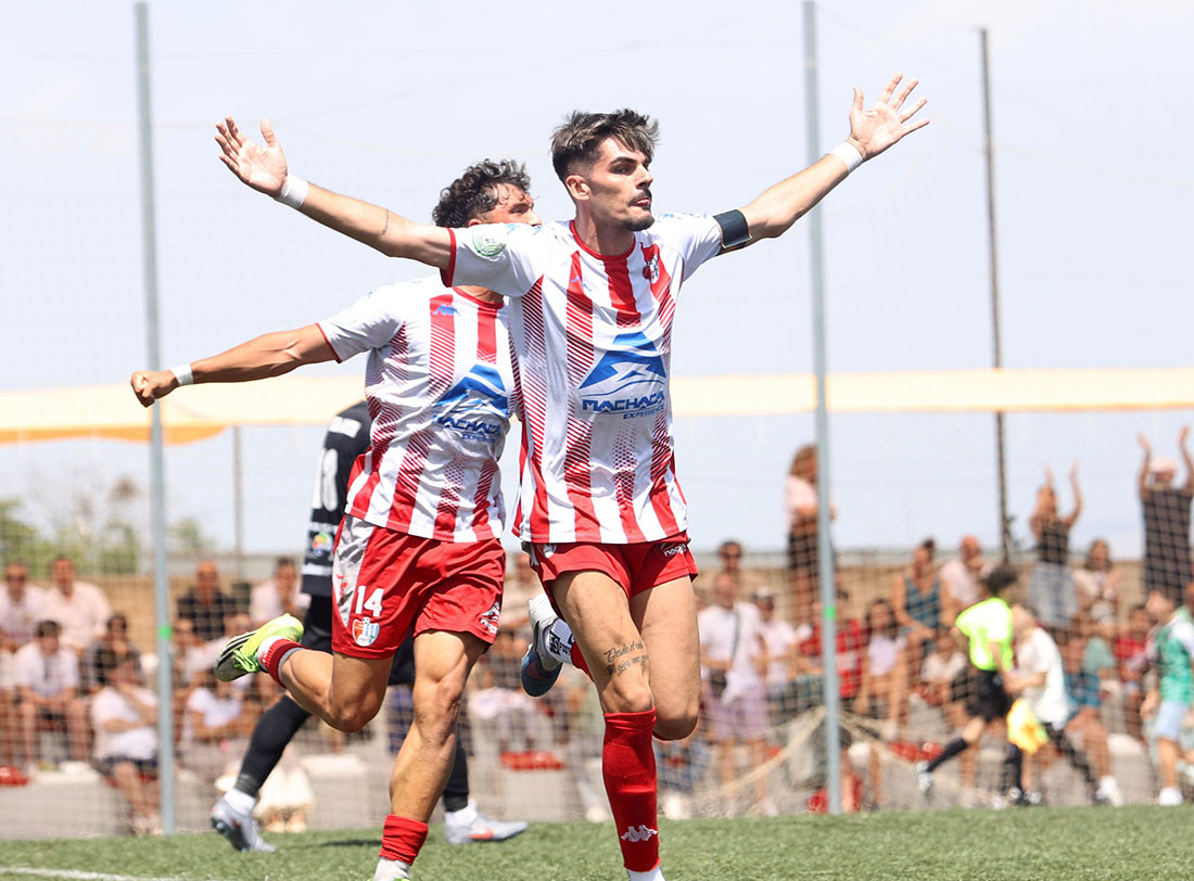 Álex Cabello celebra el tanto del Arenas ante la Peña Deportiva (GP MEDIA)