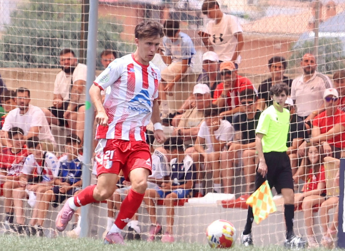Álvaro Sierra en una jugada del encuentro ante la Peña Deportiva (GP MEDIA)