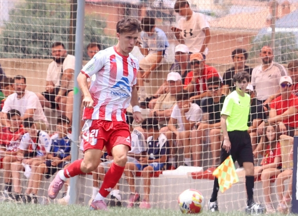 Álvaro Sierra en una jugada del encuentro ante la Peña Deportiva (GP MEDIA) Álvaro Sierra en una jugada del encuentro ante la Peña Deportiva (GP MEDIA)