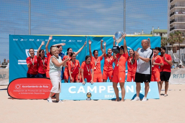 La selección granadina recibe la Copa de campeonas (RFAF) La selección granadina recibe la Copa de campeonas (RFAF)