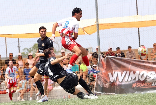 Bolívar, que entró tras el descanso en el campo, en una jugada ante la Peña Deportiva (GP MEDIA) Bolívar, que entró tras el descanso en el campo, en una jugada ante la Peña Deportiva (GP MEDIA)