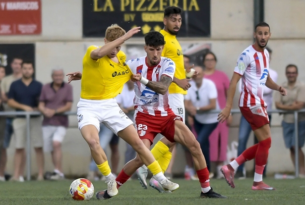 Diego López defiende a Cameron, jugador del CF Motril, en un partido anterior (GP MEDIA) Diego López defiende a Cameron, jugador del CF Motril, en un partido anterior (GP MEDIA)