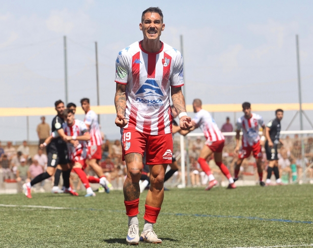 Israel Peláez, jugador del Arenas, anima a los aficionados en el duelo ante la Peña Deportiva (GP MEDIA) Israel Peláez, jugador del Arenas, anima a los aficionados en el duelo ante la Peña Deportiva (GP MEDIA)