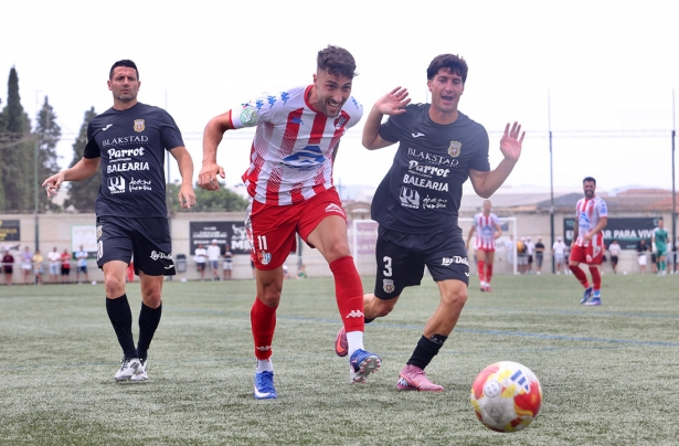 Dani Salvatierra, que entró en la segunda mitad, en una jugada ante la Peña Deportiva (GP MEDIA) Dani Salvatierra, que entró en la segunda mitad, en una jugada ante la Peña Deportiva (GP MEDIA)