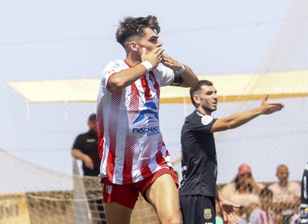 Álex Cabello celebra el tanto del Arenas ante la Peña Deportiva (GP MEDIA)