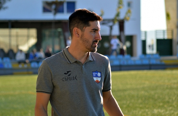 Seco, nuevo entrenador de la UD Maracena, en su paso por el banquillo del Loja CD (J. PALMA)