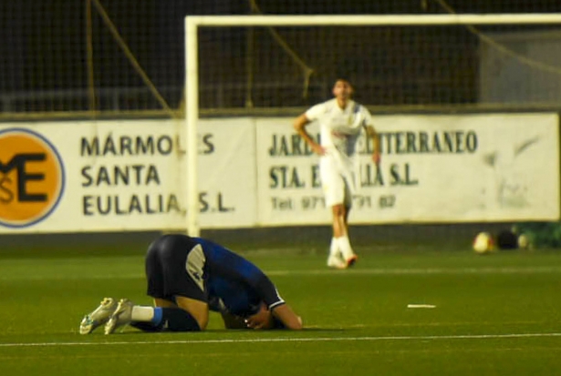 Un jugador del Arenas de Armilla desolado a la finalización del partido ante la Peña Deportiva (GP MEDIA) Un jugador del Arenas de Armilla desolado a la finalización del partido ante la Peña Deportiva (GP MEDIA)