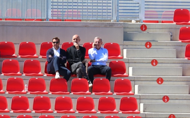 La dirección deportiva del Granada tiene mucho trabajo (J. AZCOYTIA) La dirección deportiva del Granada tiene mucho trabajo (J. AZCOYTIA)