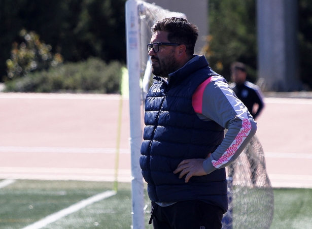 Luis Torres, nuevo entrenador del FC Gabia, durante un partido con el CD Santa Fe (J. PALMA)