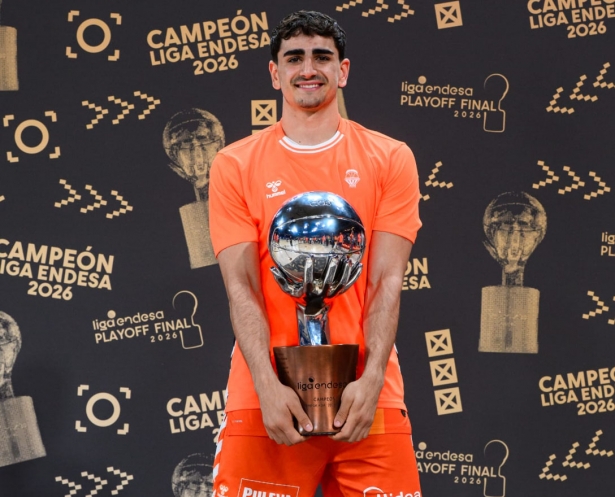 El granadino Álvaro Cárdenas con el trofeo de campeón de la Liga Endesa (ACB PHOTO / DAVID GRAU)