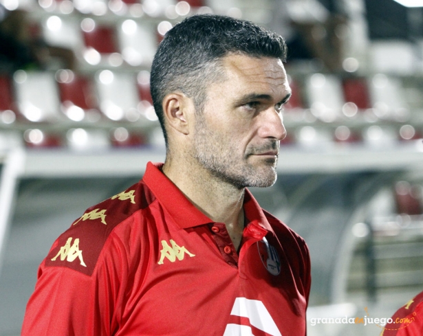 Jorge Molina, entrenador del Arenas de Armilla, durante un partido (J. PALMA)