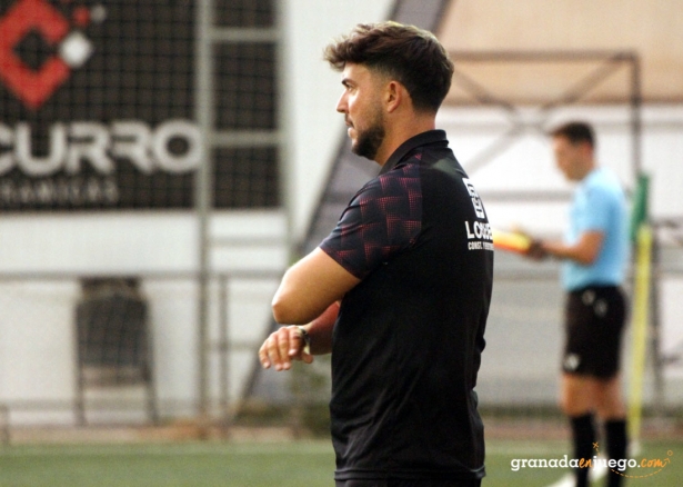 Julio Catalá, entrenador del CD Huétor Tájar, da instrucciones a sus jugadores (J. PALMA)