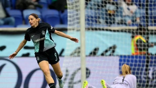 Esther González levanta el título de la NWSL Challenge Cup Esther González levanta el título de la NWSL Challenge Cup