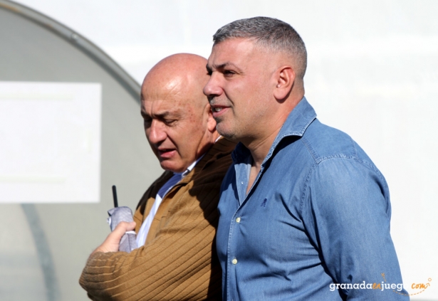 Alfonso Fernández, director deportivo del CD Huétor Vega, en primer plano con Antonio Gírela, presidente (J. PALMA)