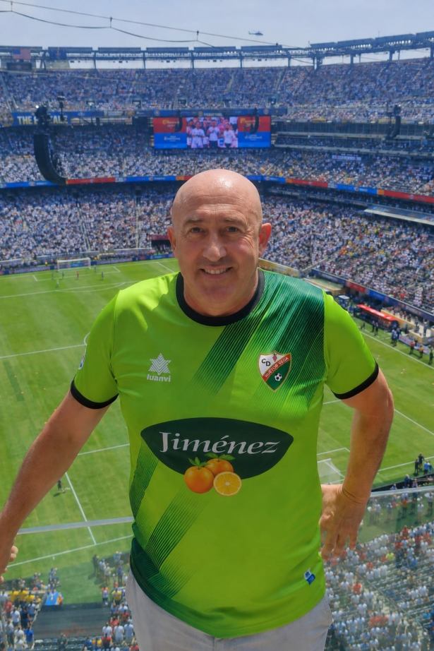 Antonio Girela con la camiseta del CD Huétor Vega en el Metlife Stadium de Nueva York Antonio Girela con la camiseta del CD Huétor Vega en el Metlife Stadium de Nueva York