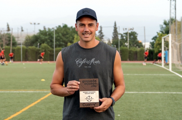 Antonio López con el trofeo de máximo goleador de los equipos granadinos en Tercera RFEF que patrocina Cuerva* (JUAN HERNÁNDEZ)