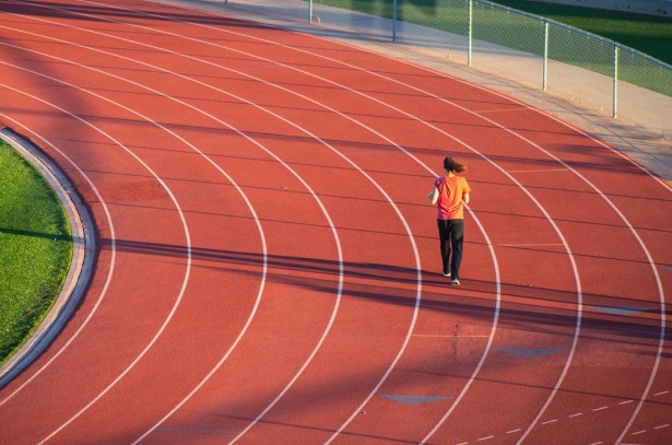 Una mujer haciendo atletismo (UGR) Una mujer haciendo atletismo (UGR)