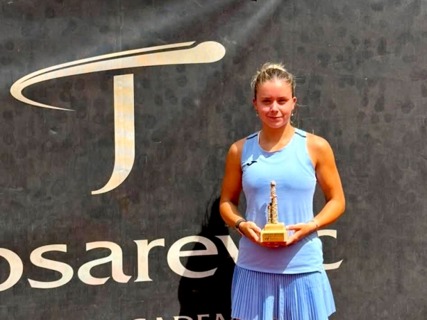 Ariana Geerlings posa con el trofeo 