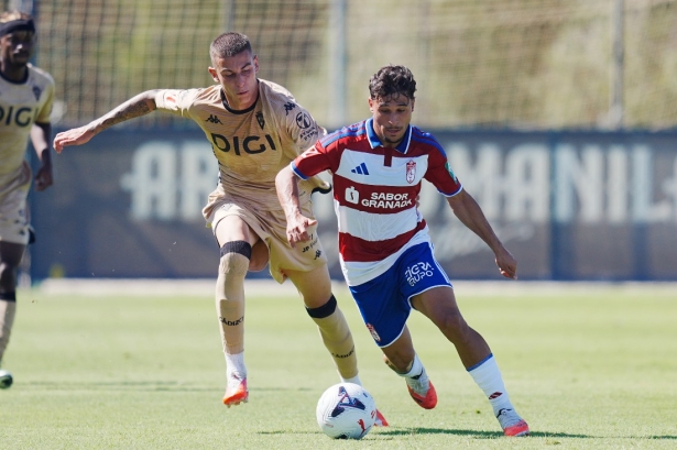 Rodelas volvió a ser de lo más activos aunque sin acierto en esta ocasión (GRANADA CF)