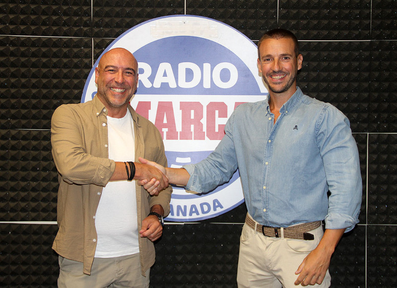 Javier Palma, a la izquierda, estrecha la mano a José Ángel Martos, director de Radio MARCA Granada (GRJ) Javier Palma, a la izquierda, estrecha la mano a José Ángel Martos, director de Radio MARCA Granada (GRJ)