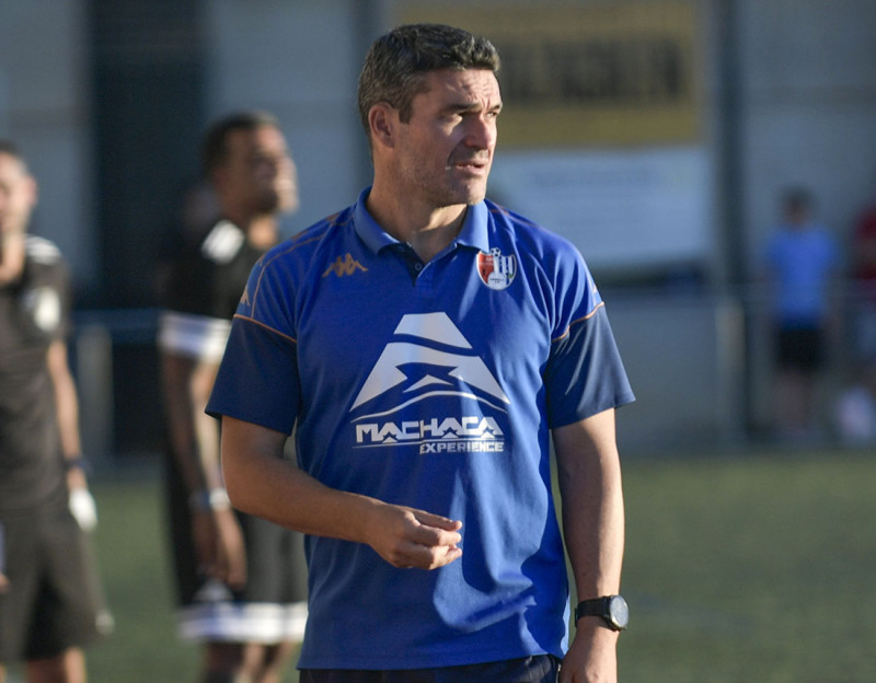 Jorge Molina, entrenador del Arenas de Armilla, durante el encuentro de Copa ante la UD San Pedro (GP MEDIA)