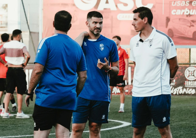 Vicente García dialoga con su cuerpo técnico (CHURRIANA CF)