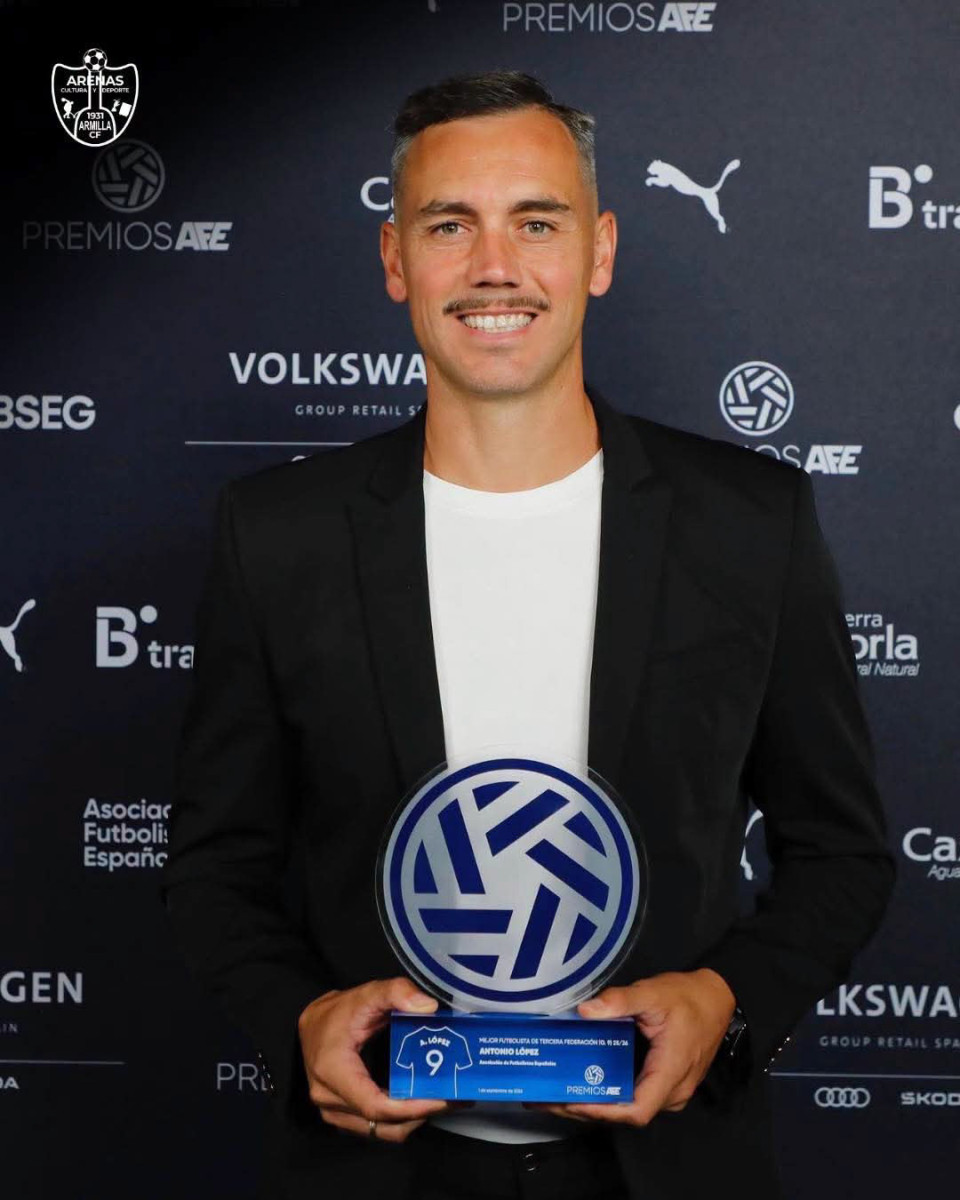 Antonio López con el trofeo recibido (ARENAS DE ARMILLA)