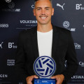 Antonio López con el trofeo recibido (ARENAS DE ARMILLA)