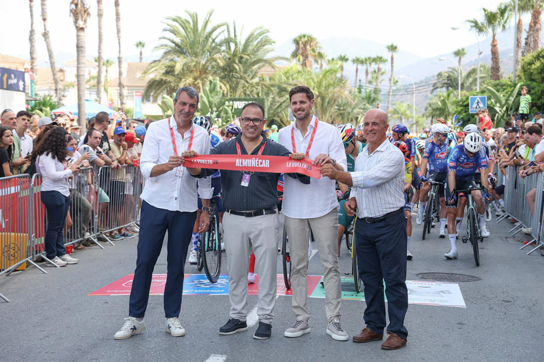 El alcalde de Almuñécar, Juan José Ruiz Joya, y el diputado provincial de Deportes e Instalaciones Deportivas de la Diputación de Granada, Eric Escobedo (AYUNTAMIENTO DE ALMUÑÉCAR)