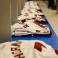 Imágenes de las camisetas de los jugadores del Granada CF en el vestuario de 'Ipurúa' (GCF)