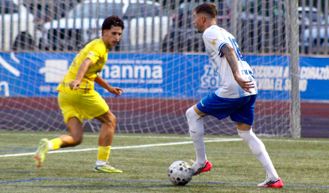Juanan Entrena intenta marcharse de un jugador del Huétor Tájar (NATALIA CASTILLO.)