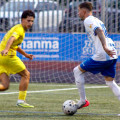 Juanan Entrena intenta marcharse de un jugador del Huétor Tájar (NATALIA CASTILLO.)