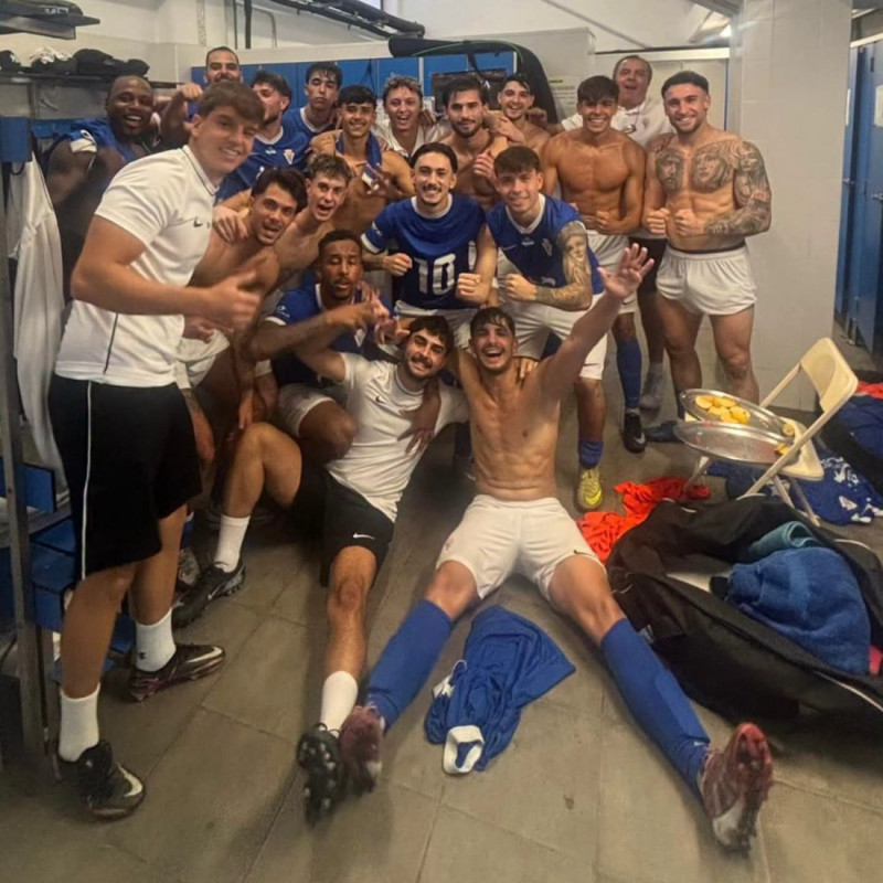 La UD Maracena celebra el triunfo ante el Poli Almería (UD MARACENA)