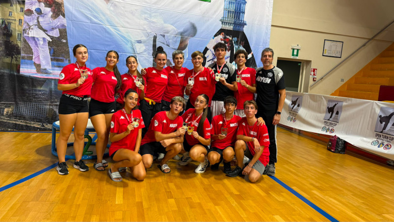 Representación del club No kachi en Turín
