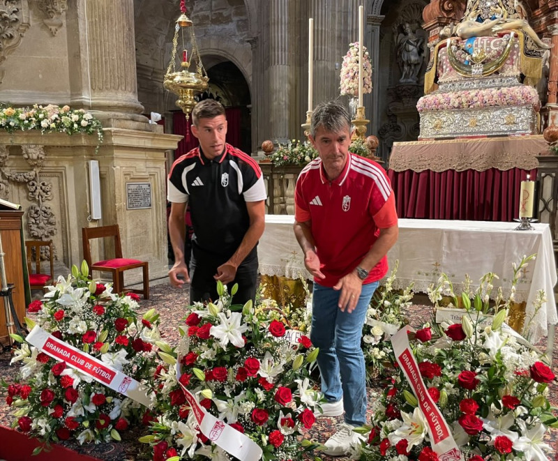 Alcaraz y Pacheta durante la ofrenda a la Virgen de las Angustias (D. GUERRERO) Alcaraz y Pacheta durante la ofrenda a la Virgen de las Angustias (D. GUERRERO)