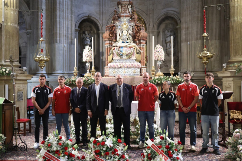 Los representantes del club han acudido a la ofrenda floral a la Virgen de las Angustias (GP MEDIA) Los representantes del club han acudido a la ofrenda floral a la Virgen de las Angustias (GP MEDIA)