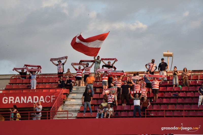 La afición rojiblanca está volviendo a recuperar la ilusión por su equipo (J.M. BALDOMERO) La afición rojiblanca está volviendo a recuperar la ilusión por su equipo (J.M. BALDOMERO)