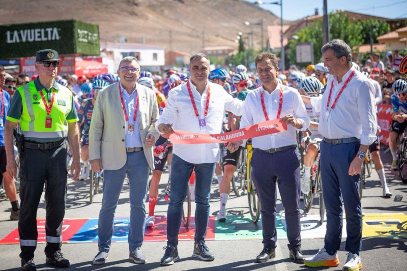 El presidente de la Diputación de Granada, Francis Rodríguez, durante la salida de la etapa 20 de La Vuelta Ciclista a España en el municipio de La Calahorra (DIPUTACIÓN DE GRANADA)