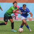 Enrique Montalbán intenta frenar a un jugador de la UD Melilla (ANTONIO CALDERAY / UD MELILLA)