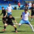 Antonio Peso trata de controlar el balón ante un jugador del Alhaurín (NATALIA CASTILLO)