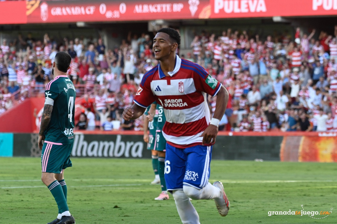 Owen se estrenó como goleador con el Granada (J.M. BALDOMERO)