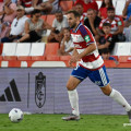 Gimber debutó con el Granada con una actuación convincente (J.M. BALDOMERO)