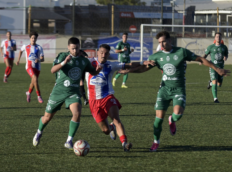 Isra Peláez, jugador del Arenas, intenta hacerse con el balón en el partido ante el At. Mancha Real (GP MEDIA)