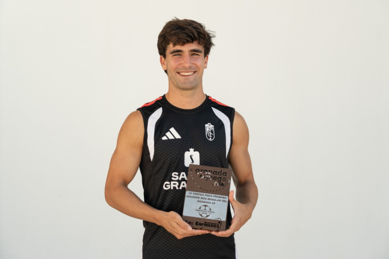 Pedro Alemañ posa con el Trofeo Paco Pedrosa a la regularidad (JUAN HERNÁNDEZ)
Pedro Alemañ posa con el Trofeo Paco Pedrosa a la regularidad (JUAN HERNÁNDEZ)
