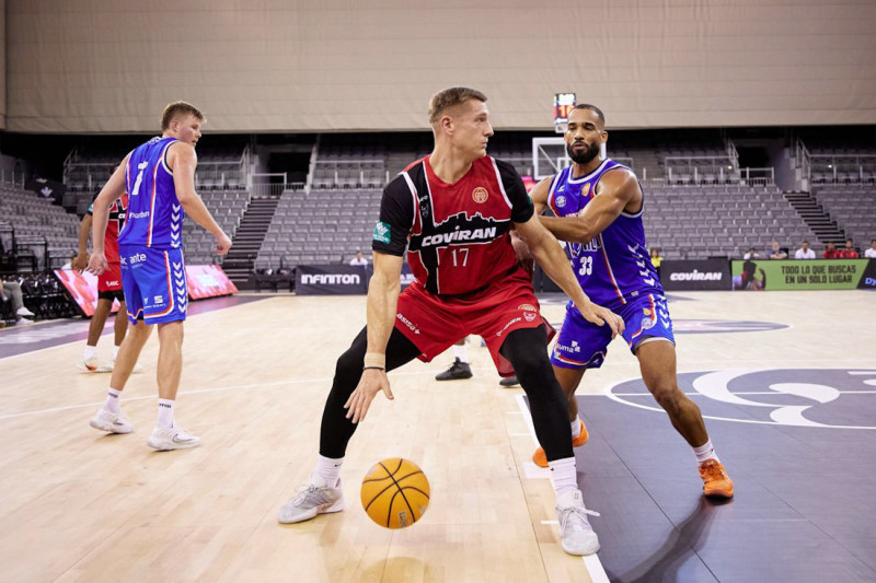 Tanner McGrew juega en ataque (COVIRÁN GRANADA / FERMÍN RODRÍGUEZ)
